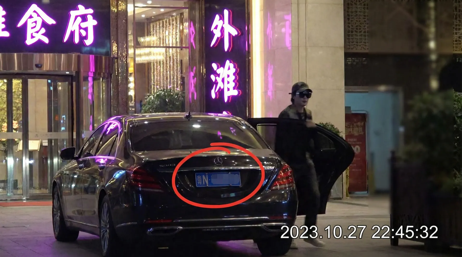 [51黑料]51黑料官网_热点爆料51黑料平台 - 豪车餐厅外偷拍